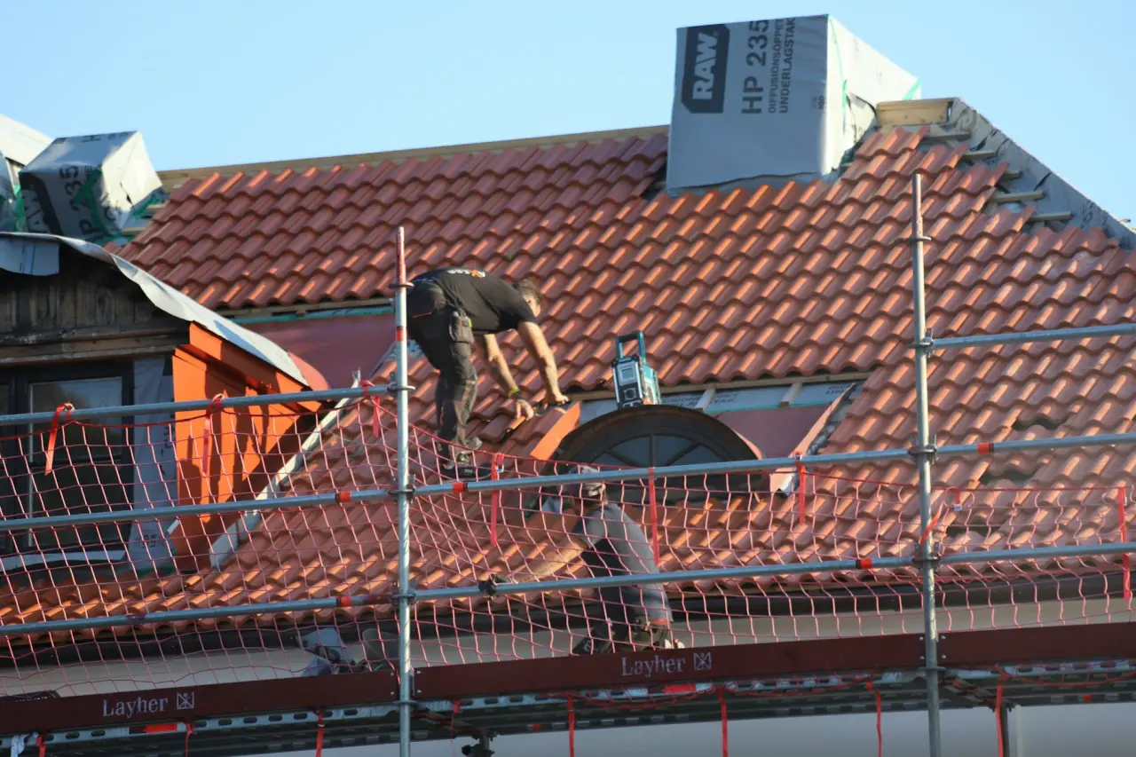 Dachdecker der Dachdeckerei Schwarzberg bei der Arbeit